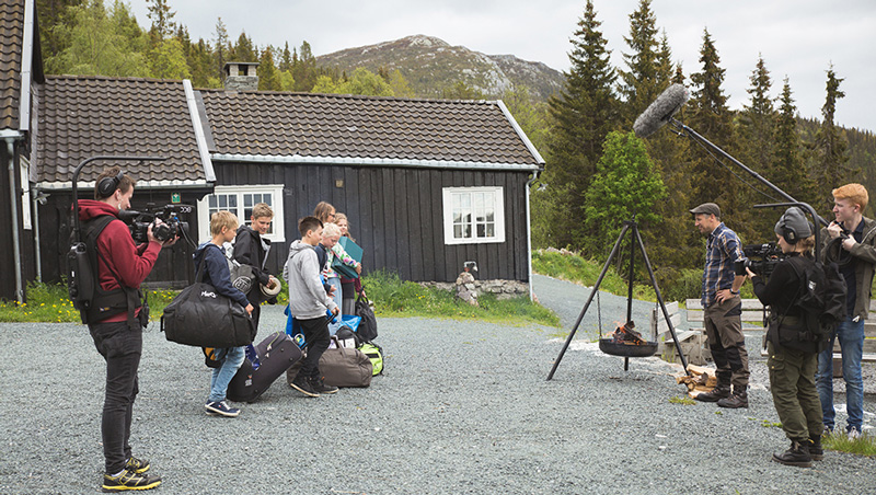 I realityserien «Camp Survival» må ungdommer samarbeide for å mestre ulike utfordringer I naturen. 