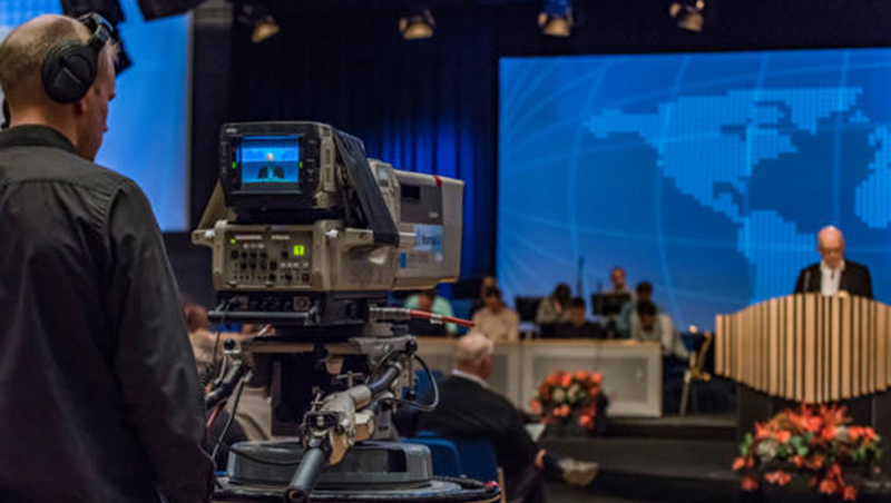 BCCs stevner og arrangementer på Brunstad sendes via direkte satellittoverføringer eller via internett streaming til medlemmer over hele verden.