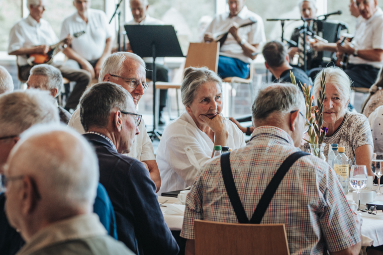 Bandet spiller "We’ll meet again", mens gjestene finner plassene sine. Foto: BCC