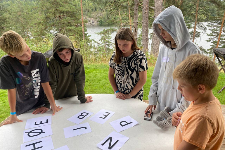 Frivillig innsats for barn som deltar på tweens-samling i lokalmenigheten Oslo Follo.