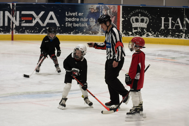 Barn som spiller ishockeyturnering i ishallen på Oslofjord Arena under høststevnet.