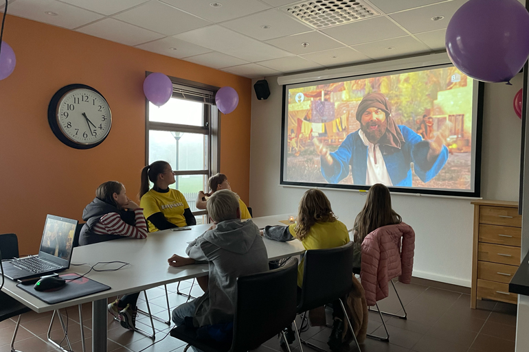 Barn ser på kortfilm om Abraham, en bibelhistorie