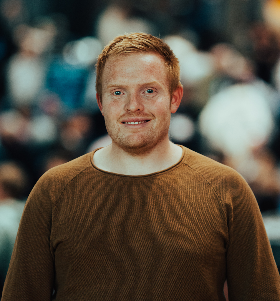 Mathias er trøtt av å høre på disse merkelige løgnene om at Kåre som gir mest skulle ha stjålet fra menighetskassen.