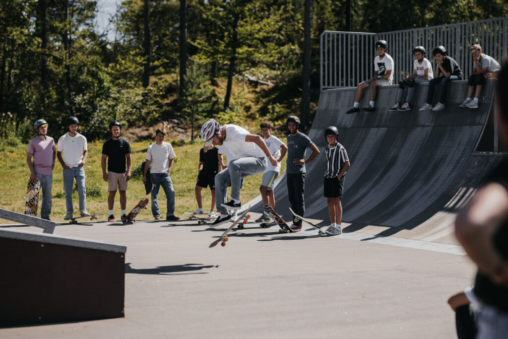 Barn og ungdom som skater i skateparken utenfor Oslofjord Arena.