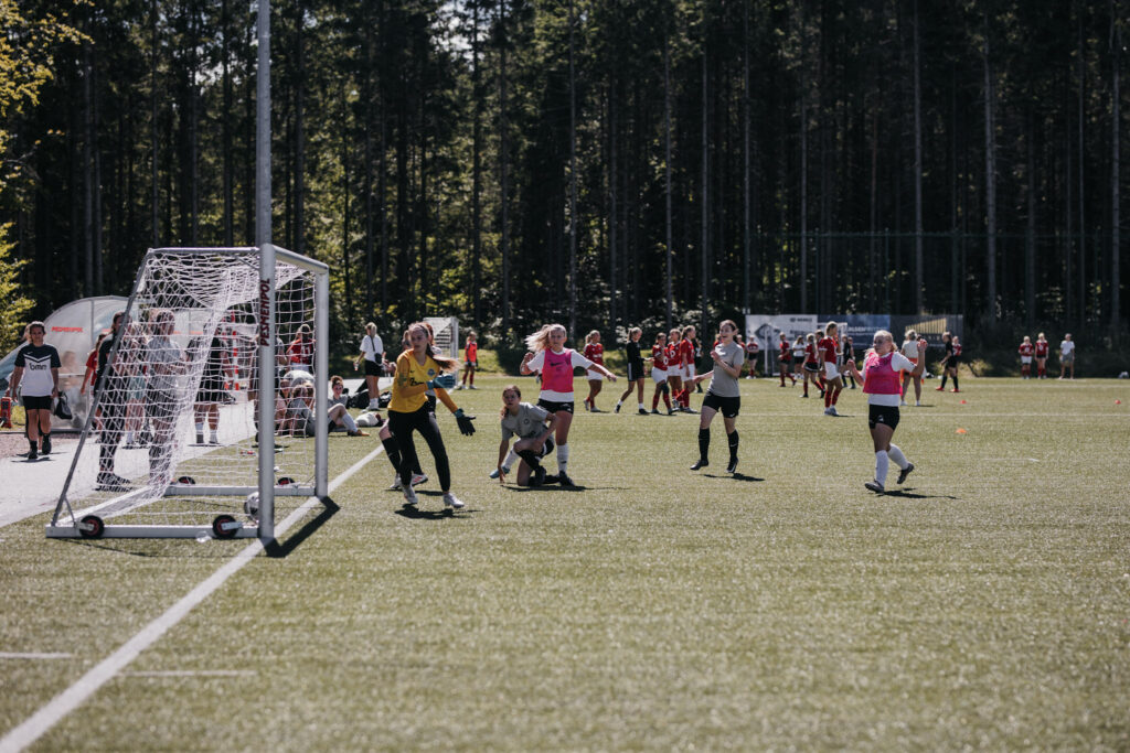 Barn og ungdom som spiller fotball på kunstgressbanen utenfor Oslofjord Arena.
