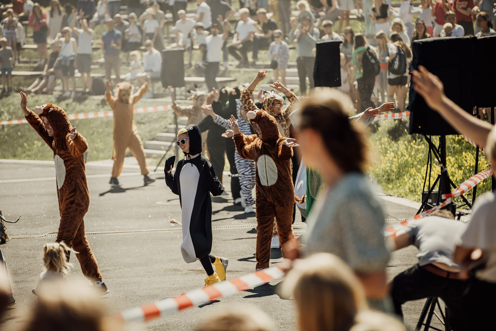 Frivillige som underholder med show for barna under Pinsestevnet 2022.