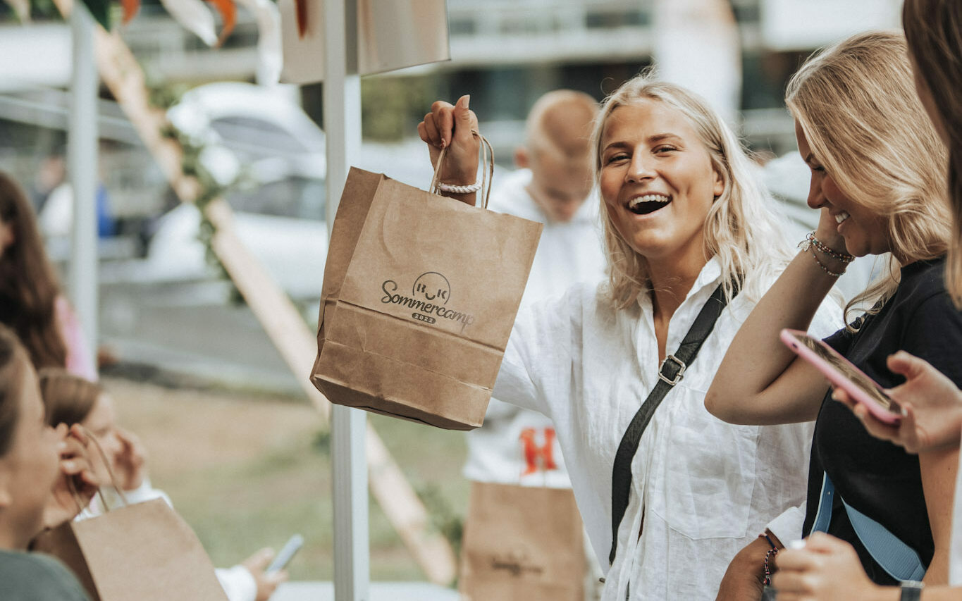 BUK ungdom som får utdelt goodiebag fra frivillige.