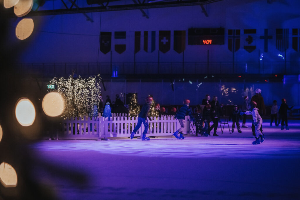 Barn som står på skøyter i ishallen på Oslofjord Arena under adventsstevne 2022.