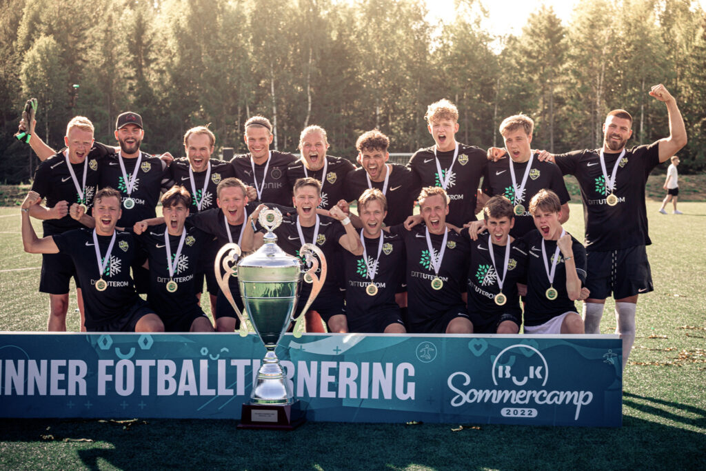 Vinnerlaget i fotballturneringen under BUK sommercamp 2022.