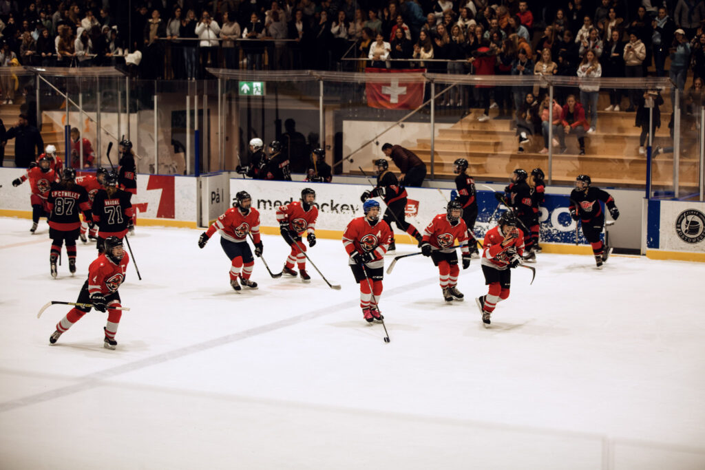 Ungdom som spiller ishockey i Oslofjord Arena.