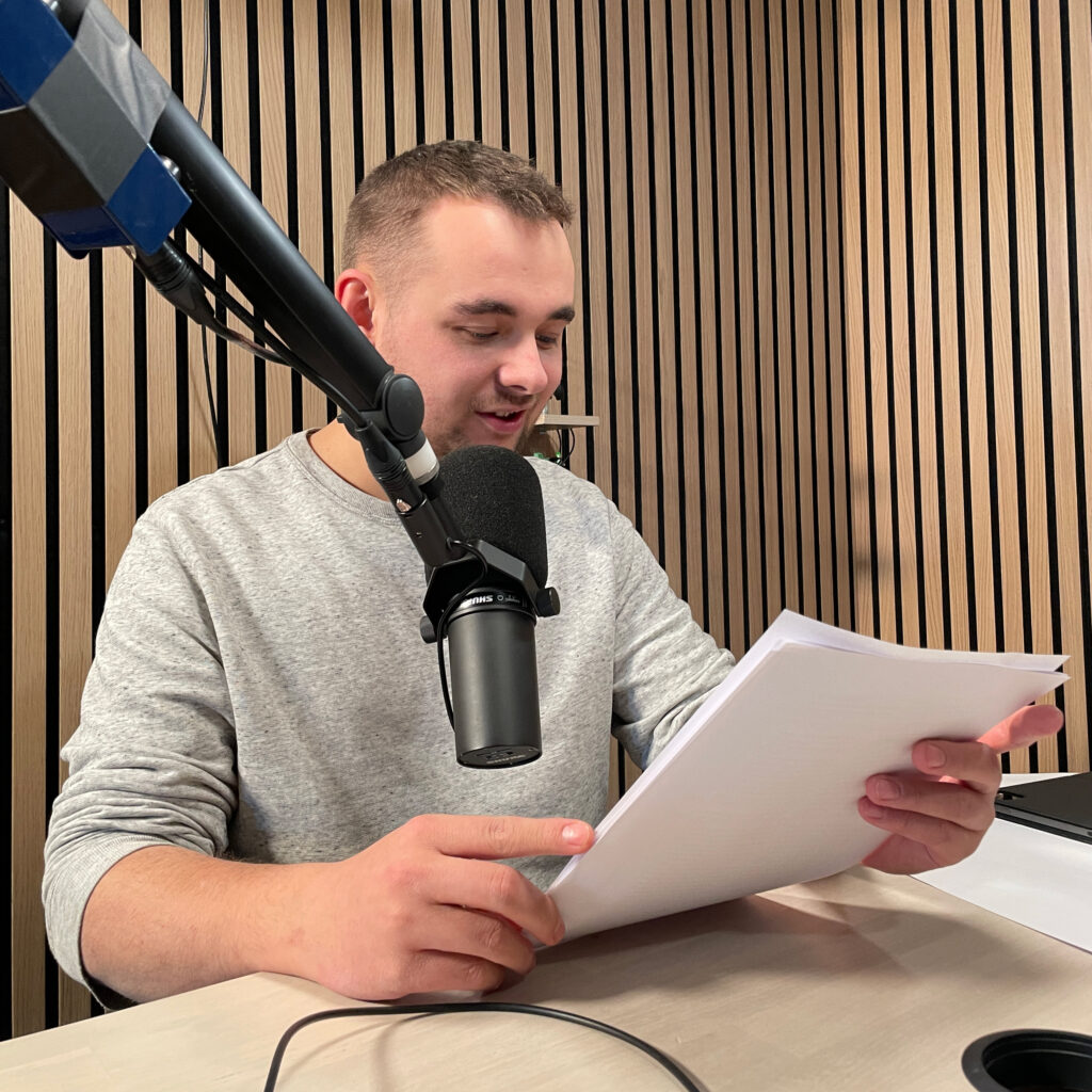 Arvid dubbing in the studio