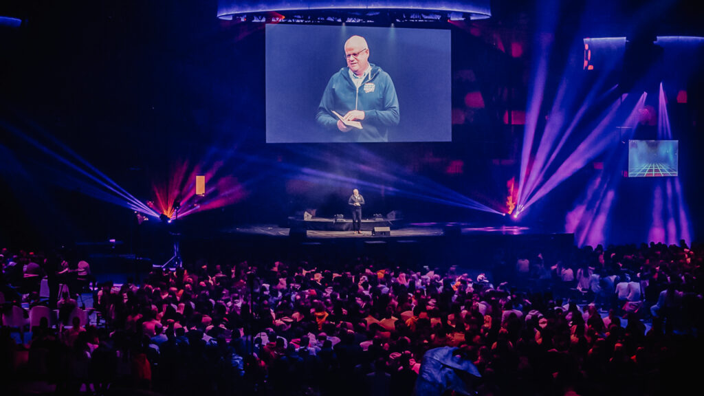 Harald Kronstad forkynner et liv i utvikling, her fra høstcampen for ungdom i 2019