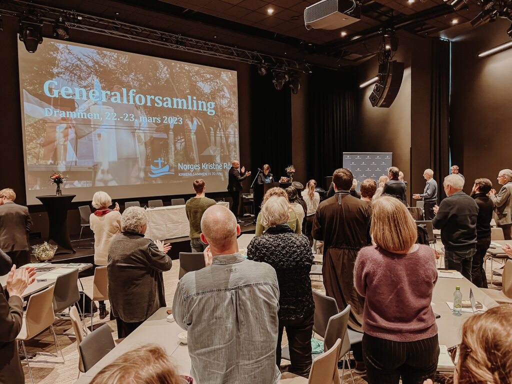 Berit Hagen Agøy takket av og hedret for den store innsatsen hun har gjort for Norges Kristne Råd gjennom flere år. Her under generalforsamlingen i Norges Kristne Råd