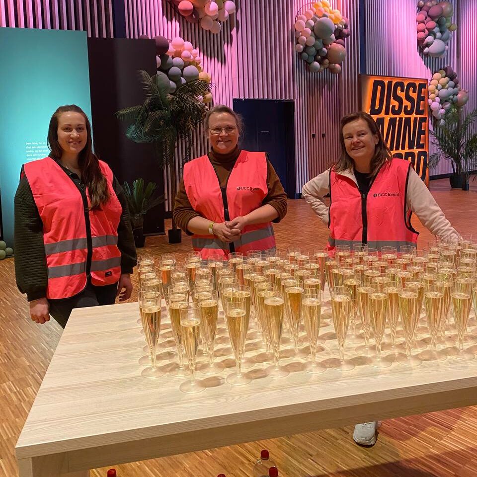 Lilli Ekholt (til høyre) sammen med Anita og Cornelia, klare for å ta imot ungdommene med et forfriskende glass Mozell. I bakgrunnen ses litt av dekoren de også har bidratt med.