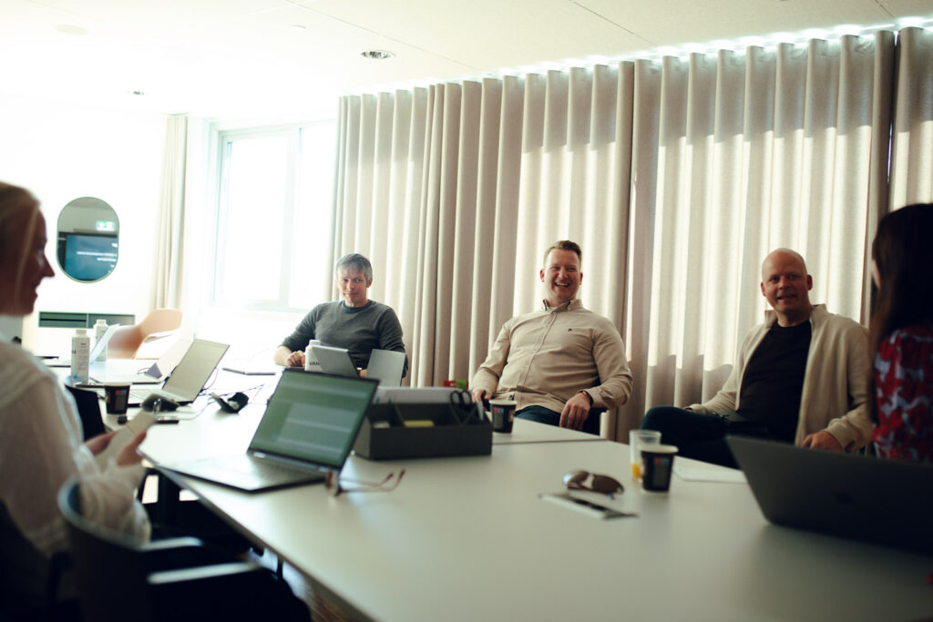 Arbeidsgruppen for givertjeneste har ansvar for å implementere representantskapets vedtak.