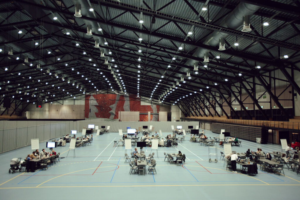 Hele området var i bruk. Her i Oslofjord Arena var det fire soner med workshops. Totalt jobbet 360 personer med å forberede stevner og camper resten av året.