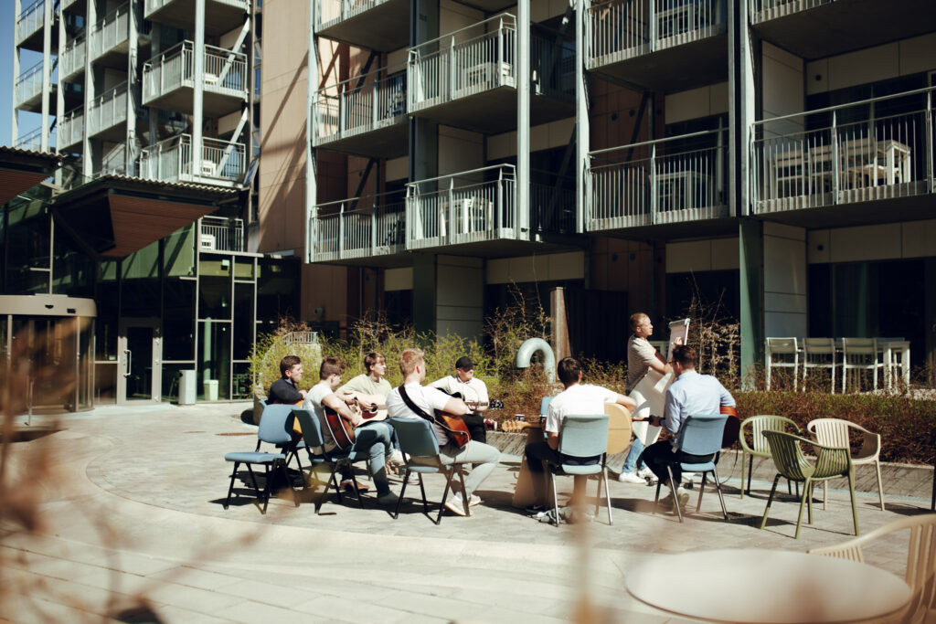 Gitargruppen flyttet seg ut i solen.