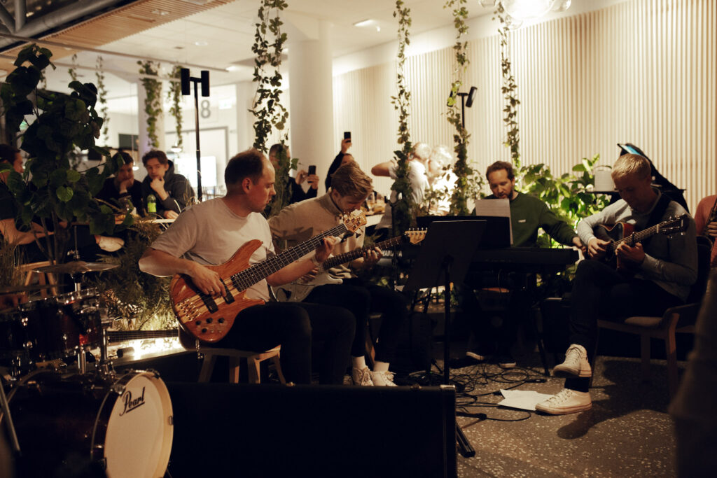 Stemningen i hotell-lobbyen var til å ta å føle på lørdag kveld.