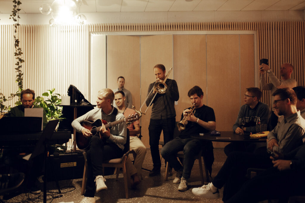 Musikerne bruker mange timer på øvelser, lydprøver og spilling hvert stevne.