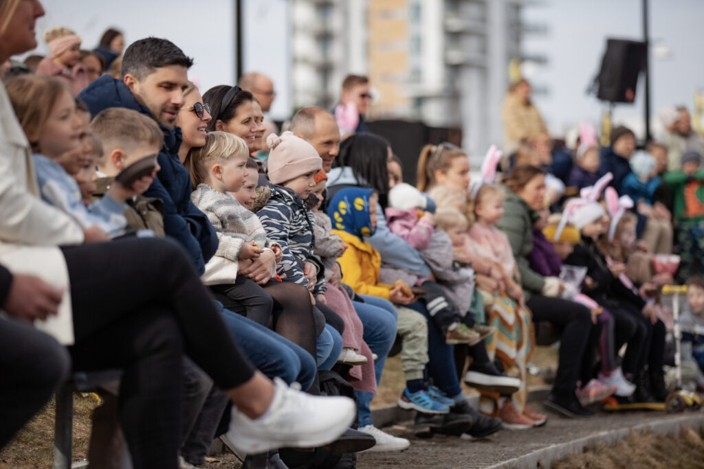 Deltagere som ser barneshow på påskestevne