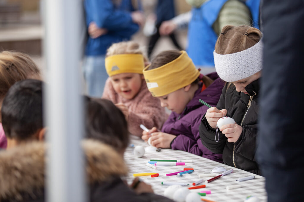 Barn som maler påskeegg