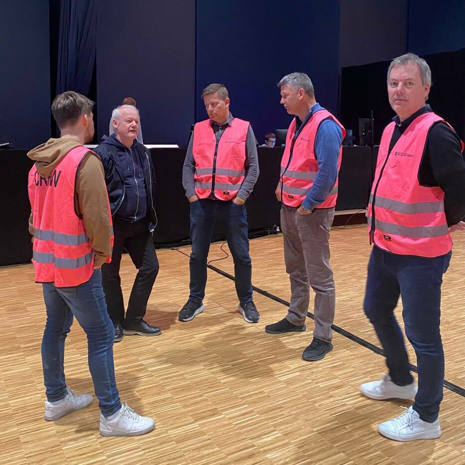 Rune Stadven (til høyre) slår av en prat med andre fra lokalmenigheten i Oslo Follo mens de venter på at ungdommen skal ankomme campen.