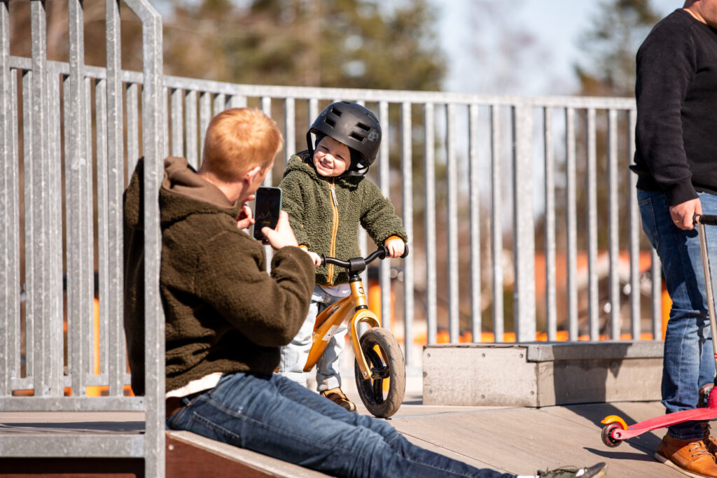 Barn som leker på skateparken utenfor Oslofjord Arena