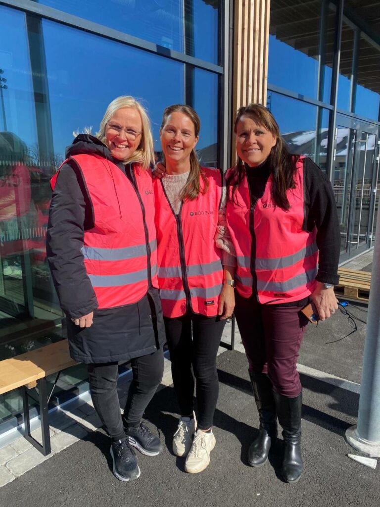 Fra venstre: Wenche, Anita og Astrid – trivselsvakter i rosa vester, klare for å lage en uforglemmelig påskecamp for ungdommene.