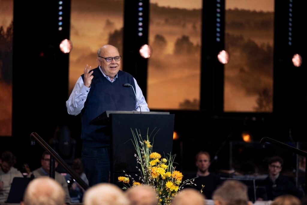 Kåre J. Smith leder oppbyggelsen. Han leser bibelvers og taler fritt etter Den hellige ånds virkninger og egne erfaringer fra kristenlivet.