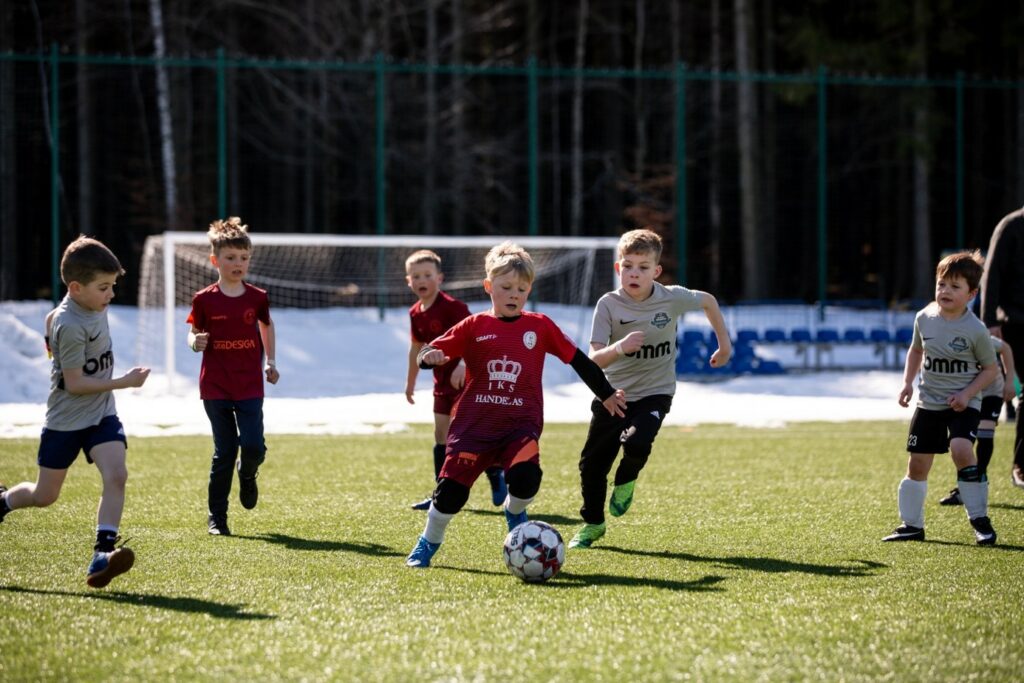 Barn som deltar i fotballturnering under påskestevne