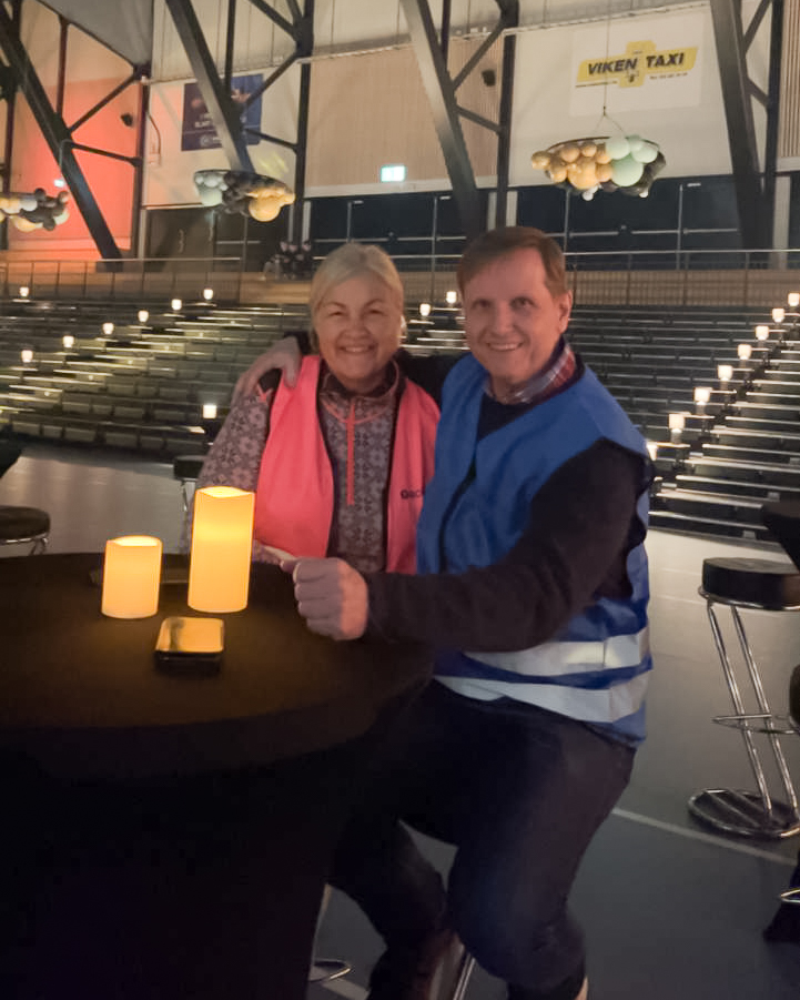 Det er sene kvelden på Oslofjord, men Elisabeth (55) og Leif Arne (57) er fortsatt til tjeneste for at ungdommene skal få en god opplevelse.