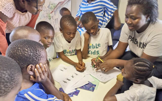 Barn fra lokalmenigheten Yaounde i Kamerun samarbeider om å løse oppgavene