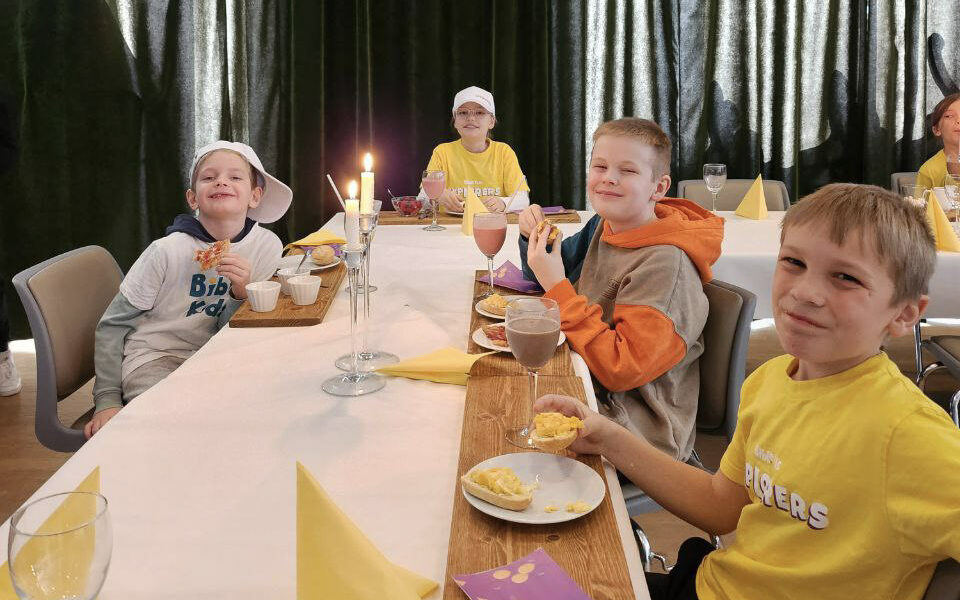 Barn fra lokalmenigheten Harstad deltar også