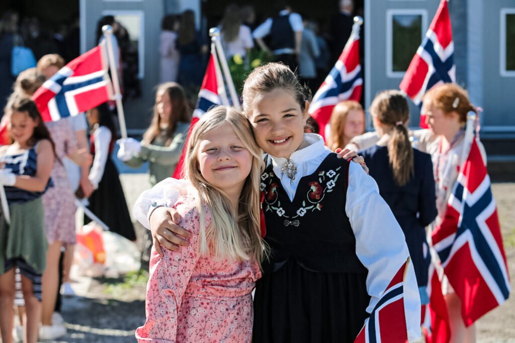 To gode venner som feirer nasjonaldagen sammen med lokalmenigheten i Oslo Follo.