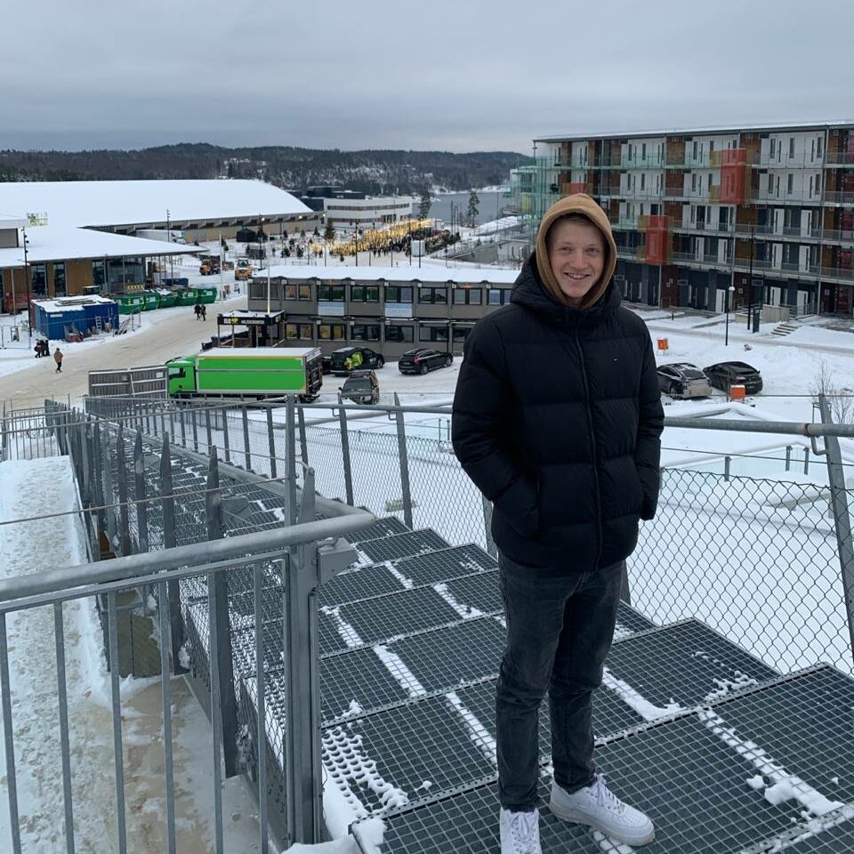 Axel sparer til å kjøpe poengavtale i Samvirk, men enn så lenge er han glad for at foreldrene har plass. Her på et tidligere vinterstevne, på vei inn i suiten.