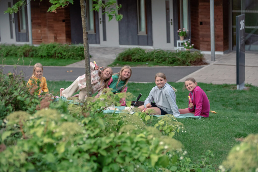 Jenter koser seg på sommerstevnet