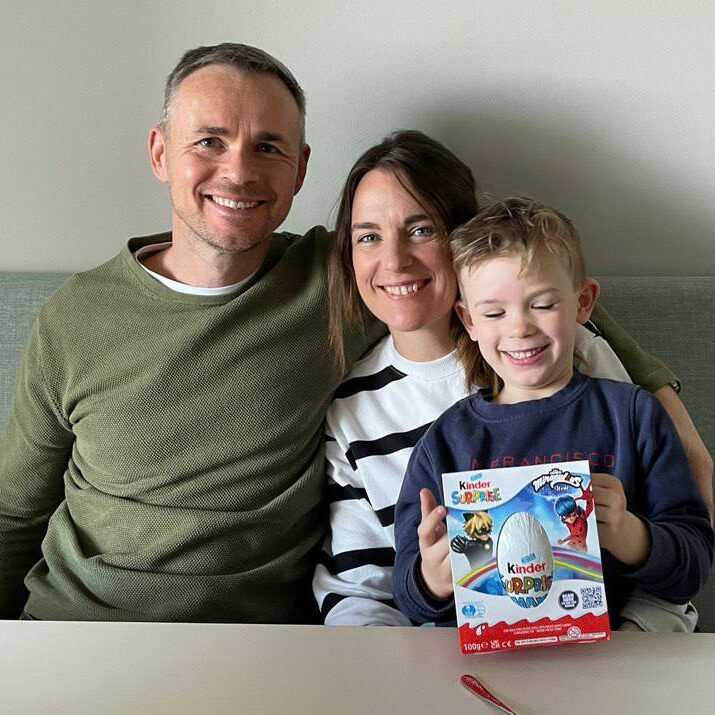 Gill og Matthew med sønnen Rio (5) under et tidligere stevne på Brunstad.