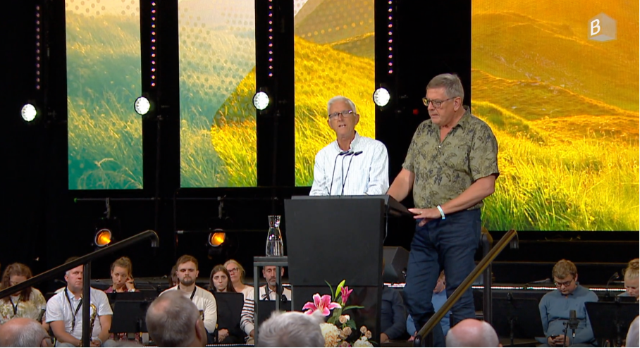 Gary Fenn holder tale på sommerstevnet.