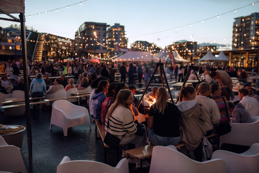 Kveldsstemning rundt bålpannene på festplassen - Minnerik sommer - BCC sommerstevne 2023