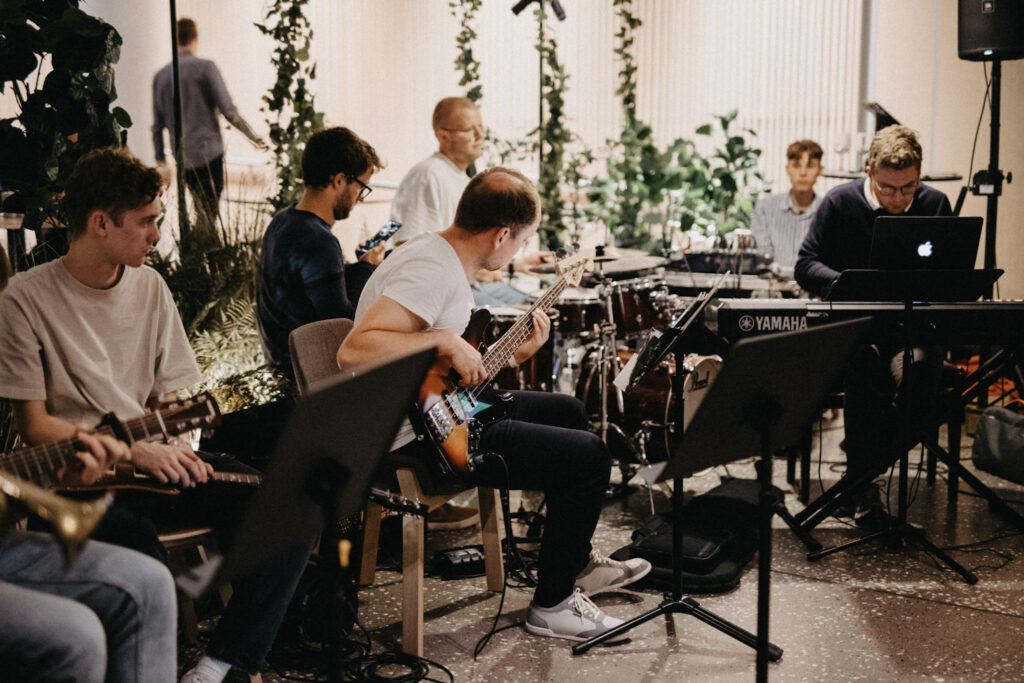 Musicians offer live music and a great atmosphere in the hotel lounge.