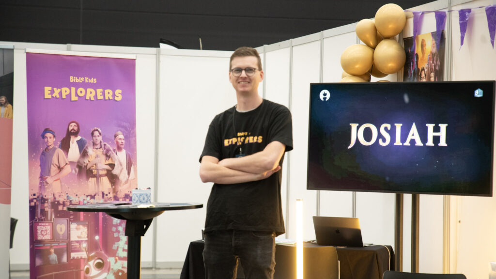 Kjetil Sundmark Johnsen på stand for Bible Kids. Foto: BCC