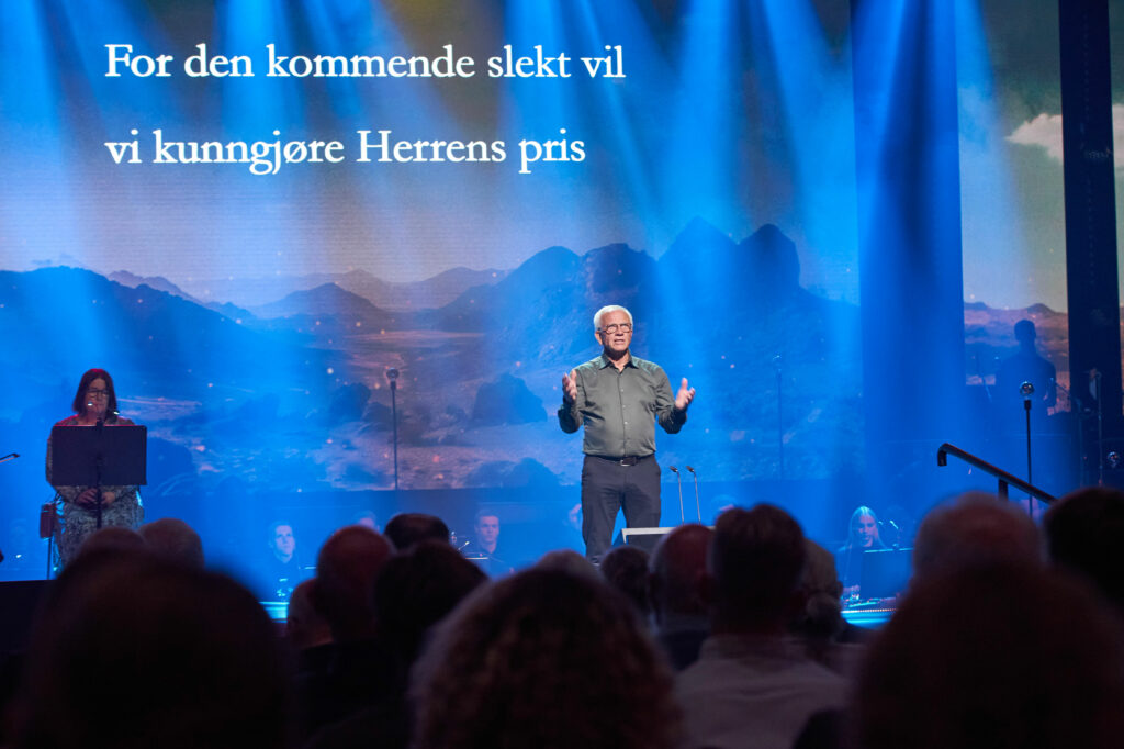 En far og bestefar, Bjørn Schinnes, leser fra Salme 78 med innlevelse for salen.