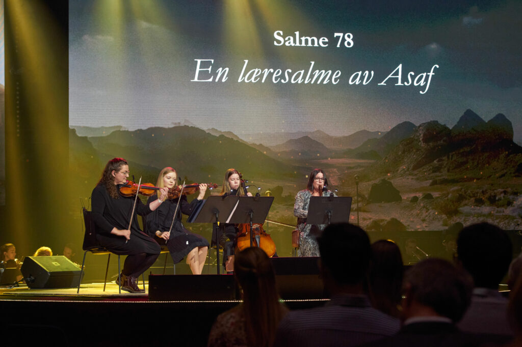 Musikken er en sentral del av festen.