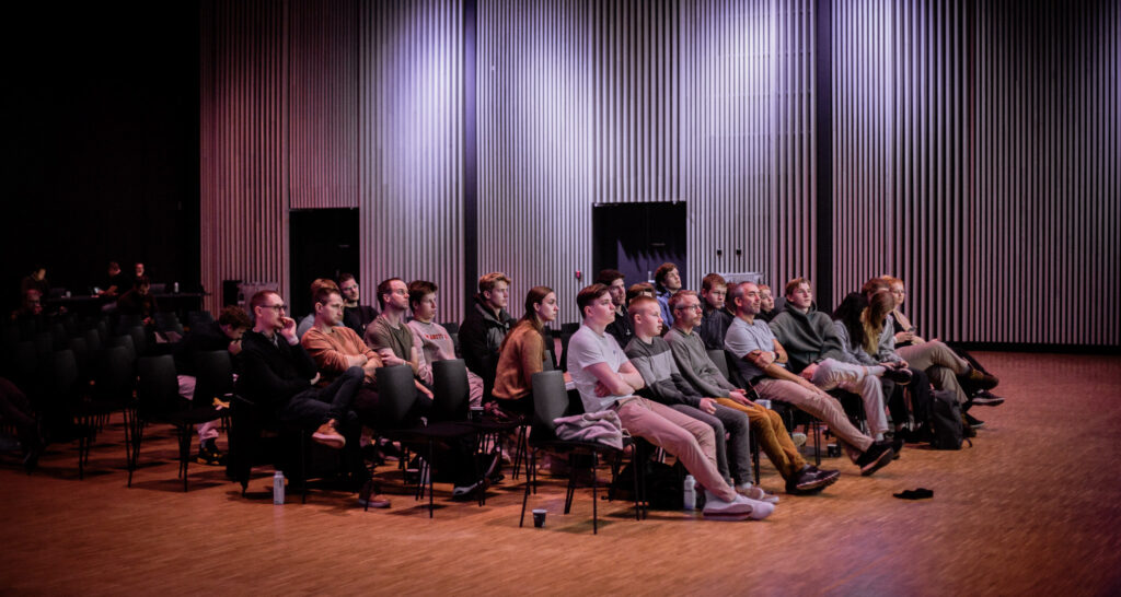 Participants who are trained in Sound, light and image