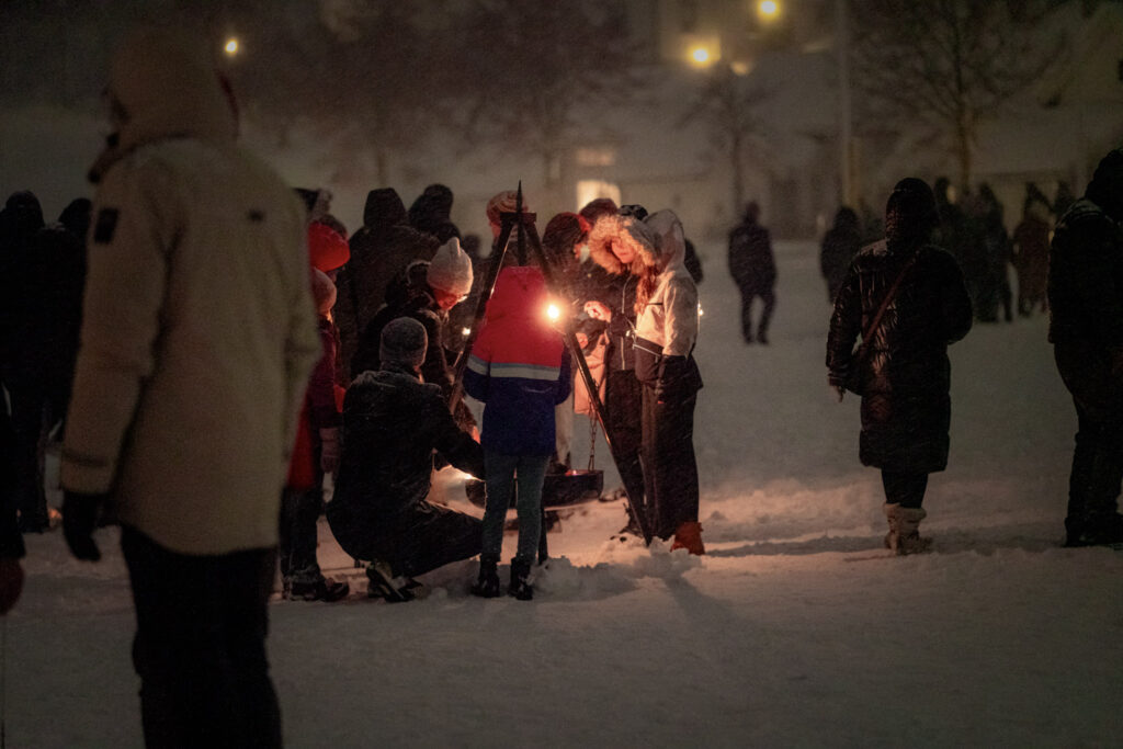 I vinterkulden var det godt å ha bålpanner som varmet utendørs. Foto: Fredrik Blekstad