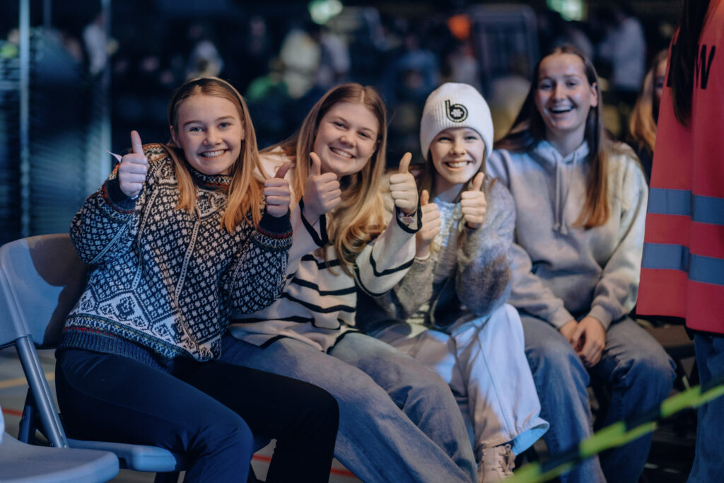 Gode venner som gir «tommel opp» for nyttår på Brunstad. Foto: Julia Wagner
