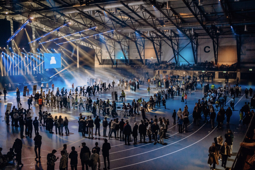 Det er godt å ha den romslige plassen i Oslofjord Arena tilgjengelig når hundrevis av ungdommer deltar på «stolleken». Foto: Julia Wagner