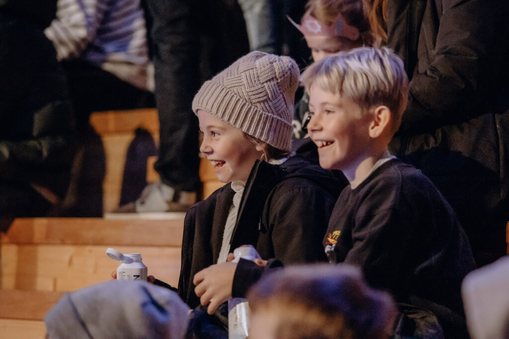 Unge tilskuere på tribunen. Foto: Julia Wagner
