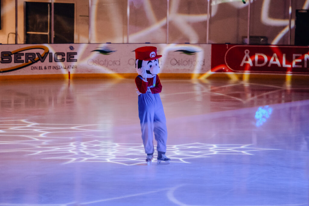 Selveste Super Mario var å se på hockey-banen. Foto: Julia Wagner
