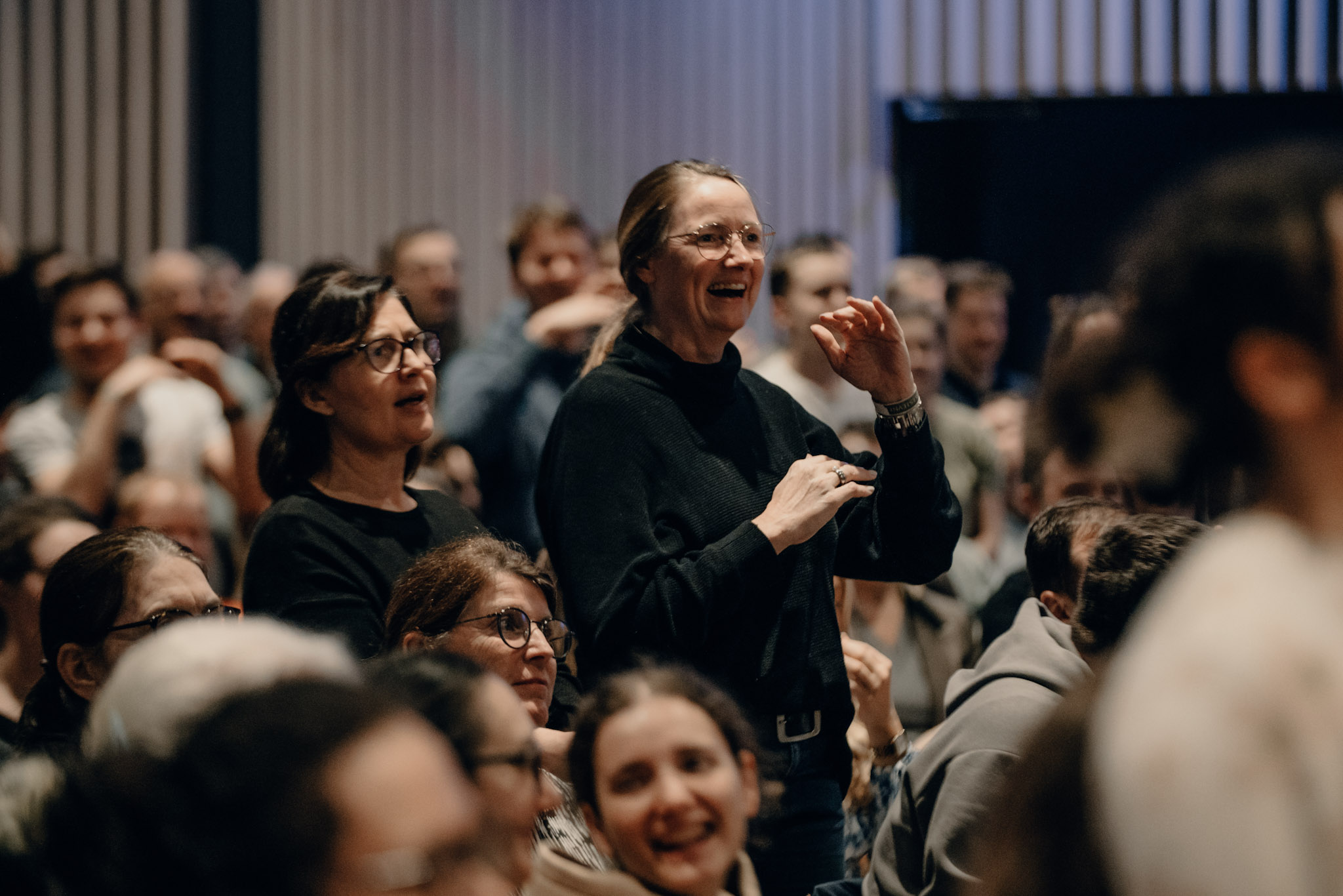 Engasjerte deltakere på Sing Along.